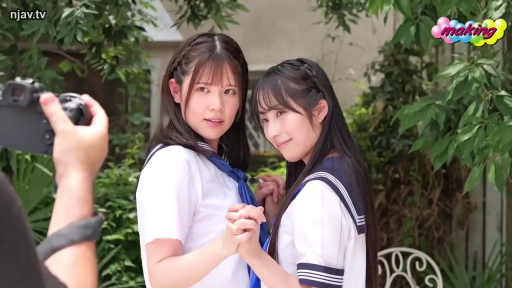 微笑 · 水手服 · 相机 · 双手紧扣特写 · 室外 · 拍摄花絮