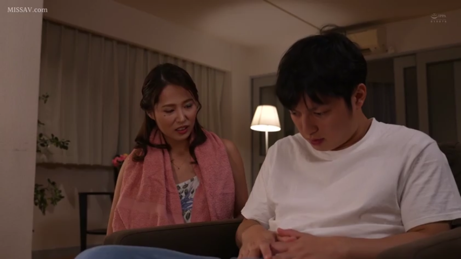 室内 · 坐姿 · 中景 · 剧情 · 交流 · 毛巾 · 碎花睡衣 · 关切