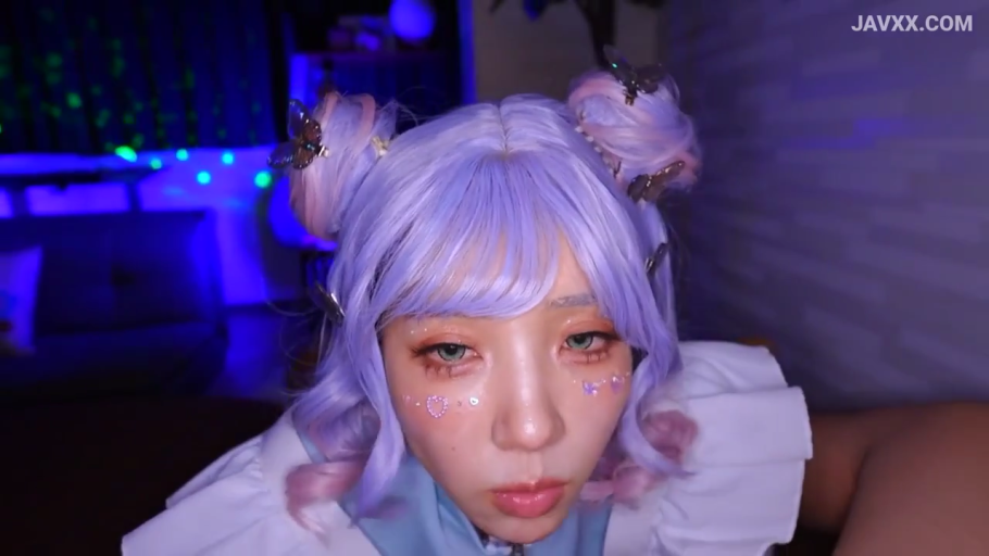 卧室 · 面部特写 · 女仆装 · 发夹 · 微张嘴唇 · 蓝紫色调灯光