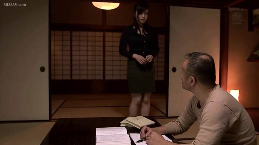 严肃 · 站立 · 和室 · 全景 · 黑色上衣 · 纸笔 · 熟女 · 凝视