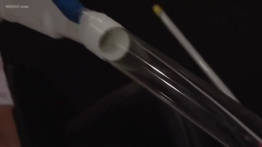 室内 · 制服 · 暗光 · 道具特写 · 导管 · 医疗行为