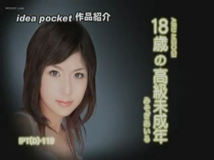 脸部特写 · 微笑 · 摄影棚 · 深色上衣 · 文字包含作品信息及演员名称