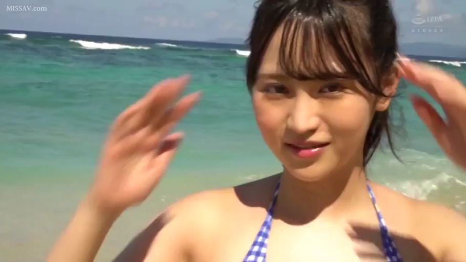 比基尼 · 站立 · 微笑 · 面部特写 · 海滩 · 整理头发