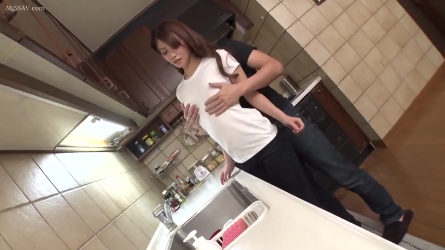 胸部特写 · 享受 · 厨房 · 深色长裤 · 揉乳