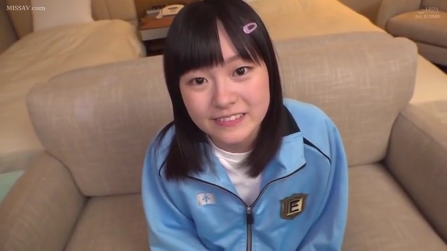 座り姿勢 · 顔部のクローズアップ · ホテルルーム · POV视角 · 注视镜头 · 发饰 · 運動服 · 清纯微笑