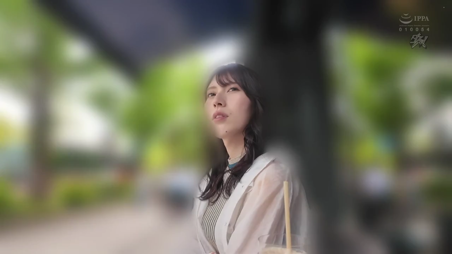 沉思 · 面部特写 · 咖啡馆 · 饮料 · 条纹针织内搭