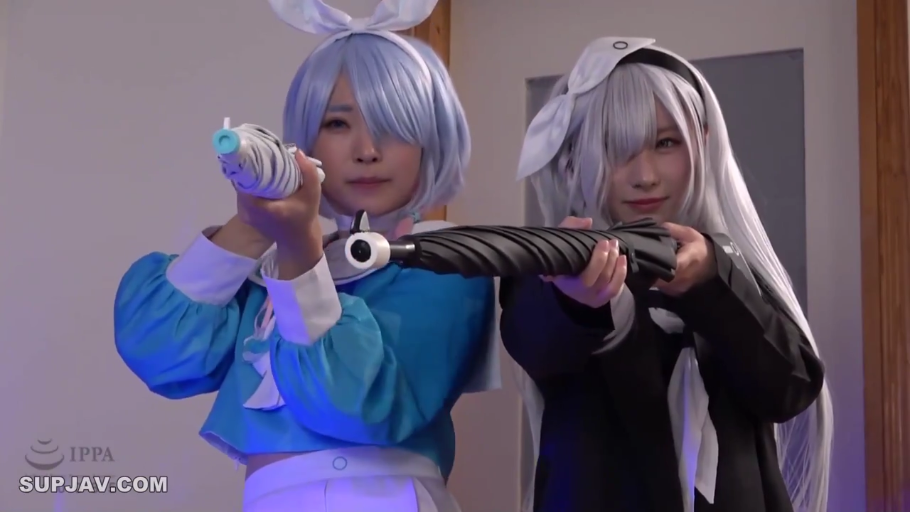室内 · 中景 · 微笑 · 双人 · 雨伞 · Cosplay服 · 瞄准 · 持伞姿势