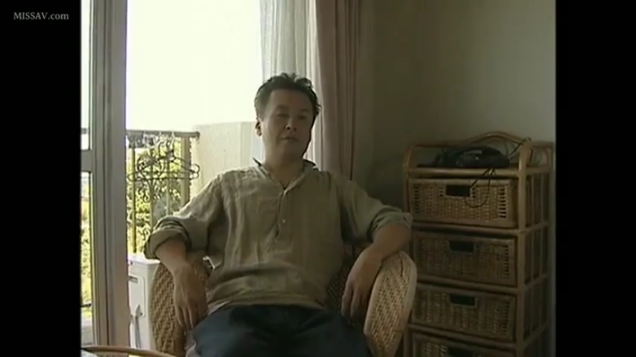 卧室或客厅 · 平静 · 衣架 · 人物面部特写 · 卡其色长袖衬衫 · 光线明亮