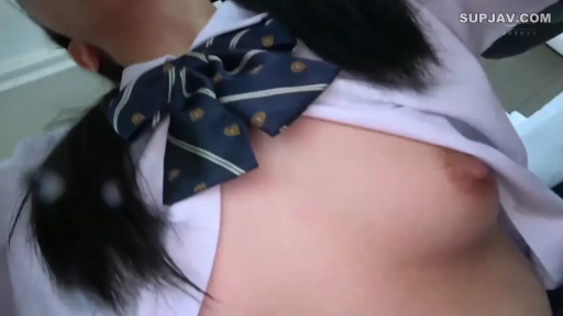 室内 · 胸部特写 · 学生制服上衣 · 无法判断