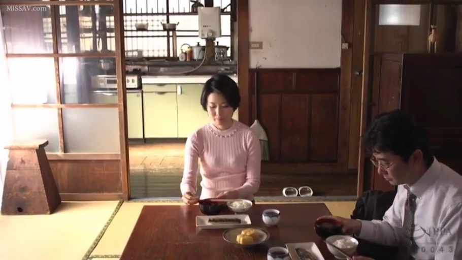 坐姿 · 和室 · 中景 · 平静 · 餐具 · 粉色毛衣 · 家庭场景 · 进餐