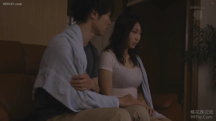 毛巾 · 沙发 · 两人上半身特写 · 女性表情沉静 · 光线较暗 · 男性穿深色短袖T恤和浅色长裤