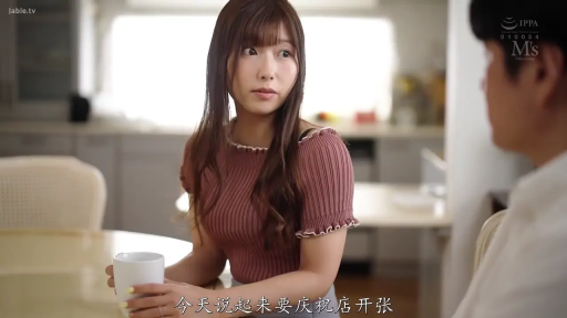 厨房或餐厅 · 倾听 · 人物面部特写 · 水杯 · 室内采光良好 · 粉色针织短袖上衣