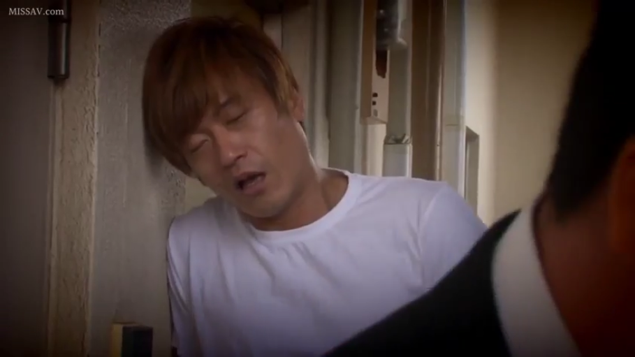 室内 · 気持ちいい · 白色圆领T恤 · 口交 · 男人面部特写