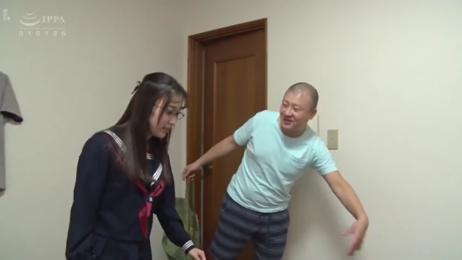 眼镜 · 室内卧室 · 人物中景 · 深色水手服校服 · 大叔兴奋张嘴说话