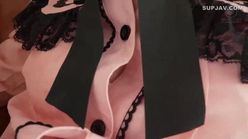 室内 · 胸部特写 · 展示 · 正面 · 粉色蕾丝边上衣