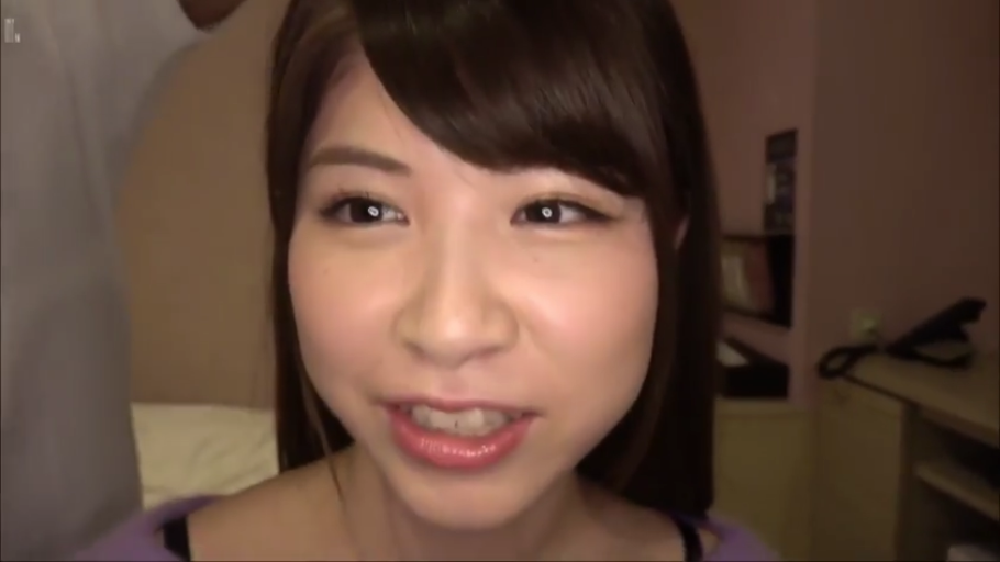 室内 · 脸部特写 · 微笑 · 长发 · 说话 · 紫色上衣 · 正对镜头