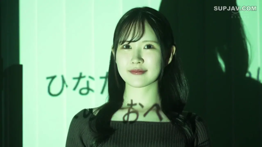 室内 · 脸部特写 · 微笑 · 露肩针织衫 · 光影效果 · 投影文字