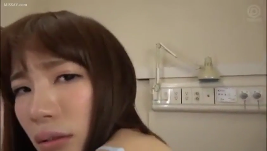 医院 · 脸部特写 · 迷离 · 裸体 · 长发 · 侧卧 · 医疗器械 · 凝视镜头