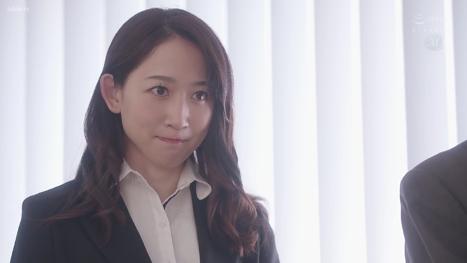 脸部特写 · 办公室 · 黑色西装外套 · 不知所措