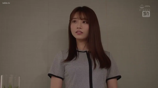 室内 · 站立 · 职业装 · 注视 · 长发 · 惊讶 · 半身像