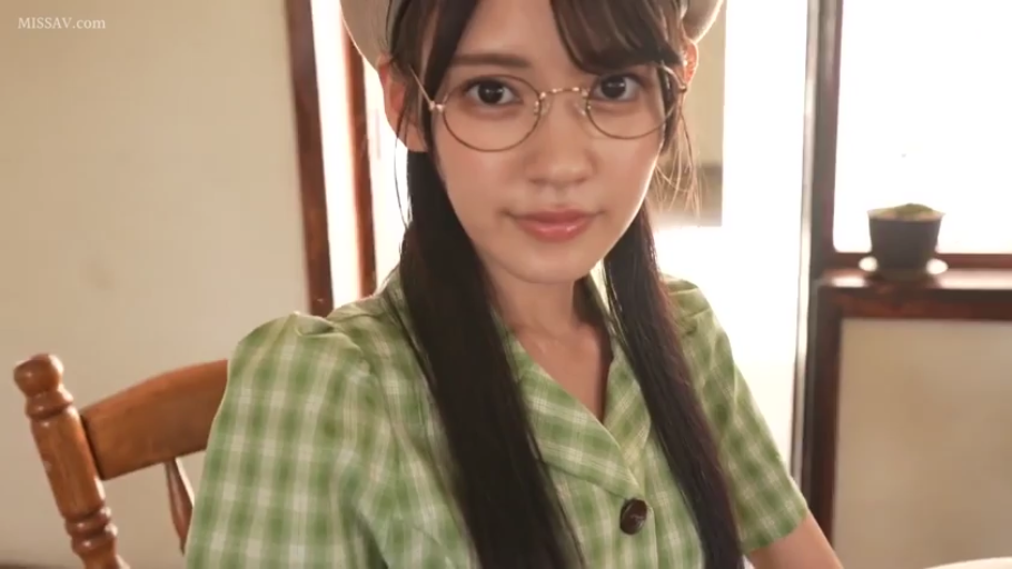 房间 · 温柔 · 面部特写 · 逆光 · 贝雷帽 · 绿色格子连衣裙