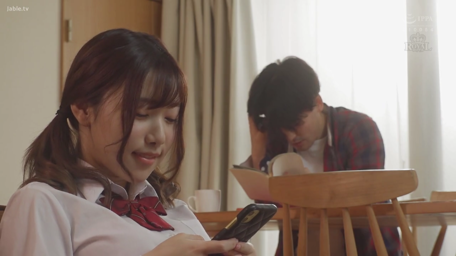 室内 · 坐姿 · 面部 · 微笑 · 剧情 · 制服 · 手机 · 玩手机