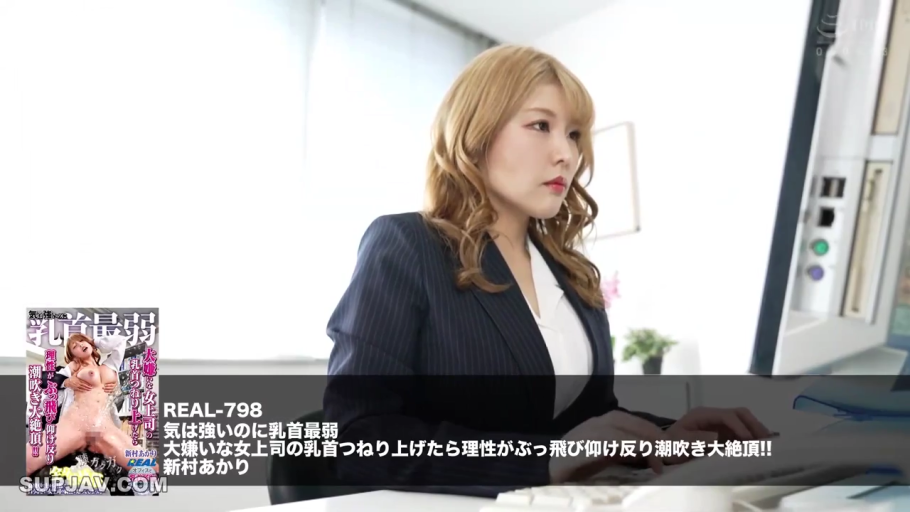专注 · 上半身特写 · 办公室 · 深色条纹西装外套