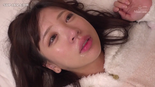 室内 · 顔部のクローズアップ · 仰臥 · 白色毛绒外套