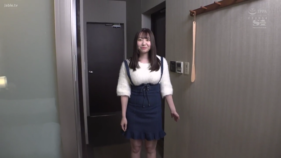 走廊 · 温柔 · 人物面部特写 · 深蓝色背带裙 · 衣鞋拔