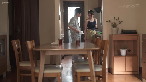 交谈 · 站立 · 自然 · 远景 · 厨房 · 吊带衫