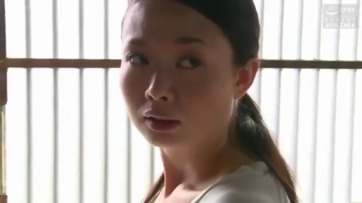 室内 · 自然 · 面部特写 · 凝视 · 休闲服 · 亚洲女性 · 侧头