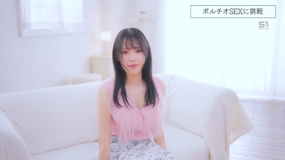 脸部特写 · 微笑 · 沙发 · 浅色印花裙