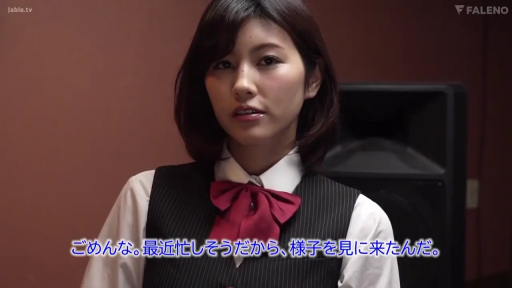 室内 · 严肃 · 站立 · 字幕 · 半身 · 制服 · 凝视 · 音箱