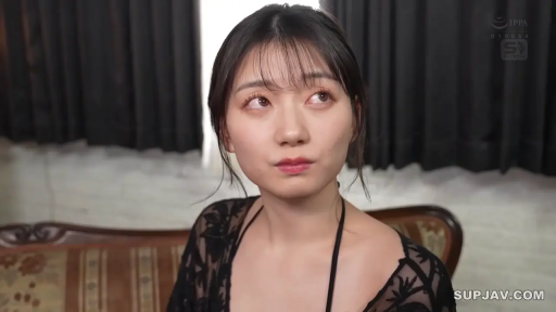 沙发 · 肩膀特写 · 有些迷茫 · 细肩带服饰