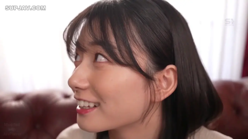 室内 · 脸部特写 · 浅色上衣 · 侧脸抬头