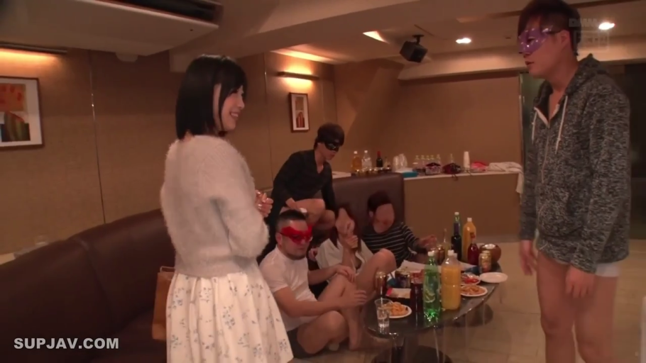酒店包间 · 面具 · 男子平静 · 聚会环境 · 男子穿休闲装或只穿内裤戴面具 · 佩戴面具的男性