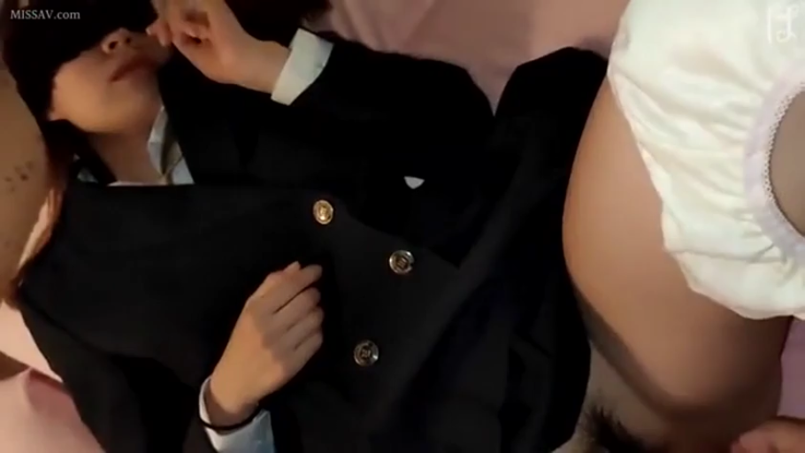 卧室 · 神志模糊 · 内裤特写 · 学生制服外套 · 黑色眼罩 · 粉色床单