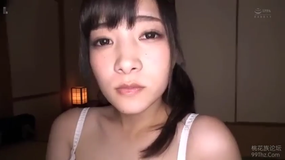 寝室 · 肩部特写 · 昏暗灯光 · 白色吊帯キャミソール · 深情注视