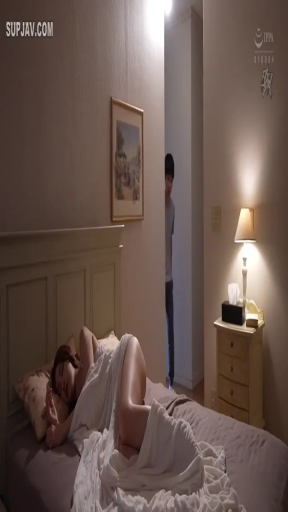 卧室 · 昏暗灯光 · 熟睡 · 被子遮盖身体