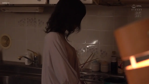 平静 · 厨房 · 宽松开衫 · 光线昏暗 · 侧身轮廓