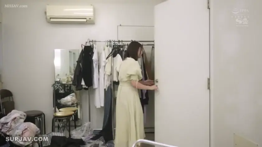 平静 · 更衣室 · 衣架 · 背影 · 室内杂乱 · 浅黄色长裙