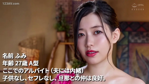 室内 · 脸部 · 注视 · 妩媚 · 粉色上衣 · 正面 · 日本人妻