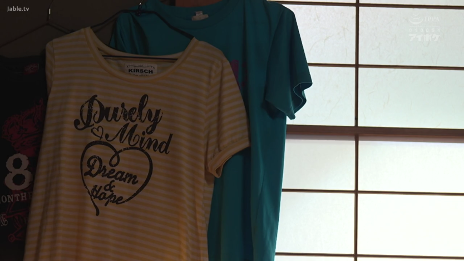 Japanese-style room · Video screenshot · T恤 · clothes hanger · 衣物特写