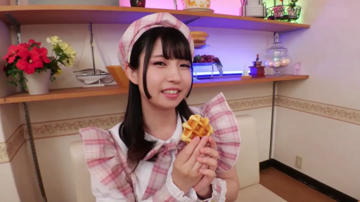 室内 · 坐姿 · 微笑 · 上半身 · 粉色格纹女仆装 · 拿华夫饼 · 华夫饼 · 粉紫色光效