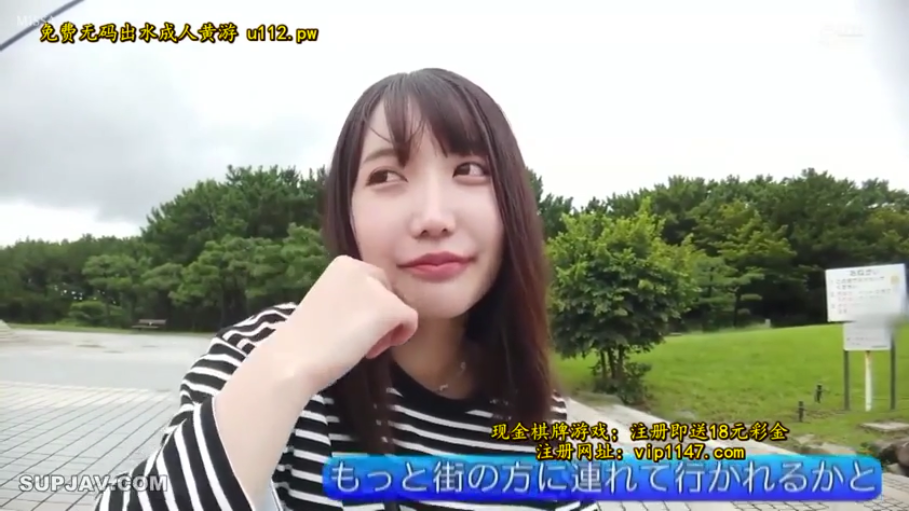 好奇 · 面部特写 · 户外公园 · 画面含水印 · 黑白横条纹长袖上衣