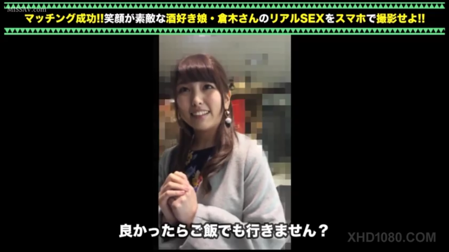 室内 · 巨乳 · 中景 · 站姿 · 微笑 · 聊天 · 浅色开衫