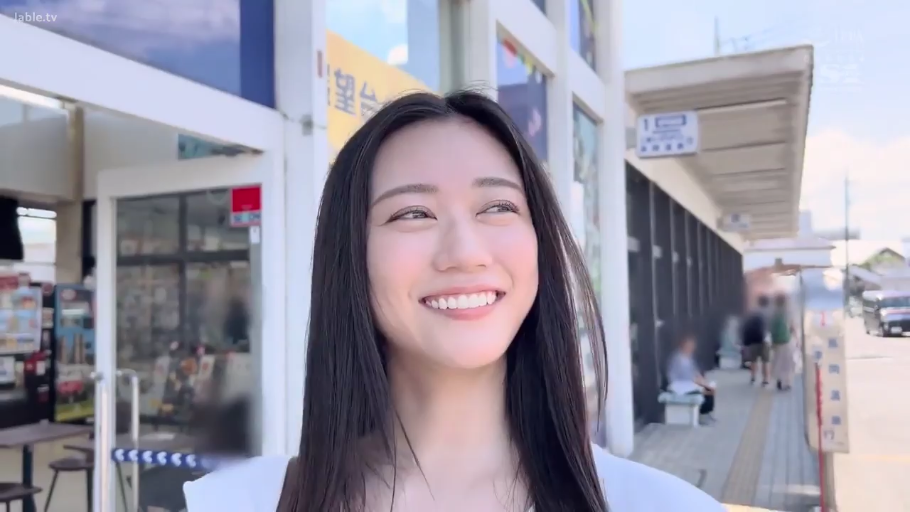 脸部特写 · 开朗 · 白色上衣 · 建筑物旁 · 阳光明媚