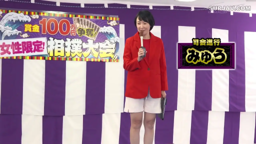 全身 · 站立 · 微笑 · 麦克风 · 主持 · 室内舞台 · 红色西装 · 日本熟女