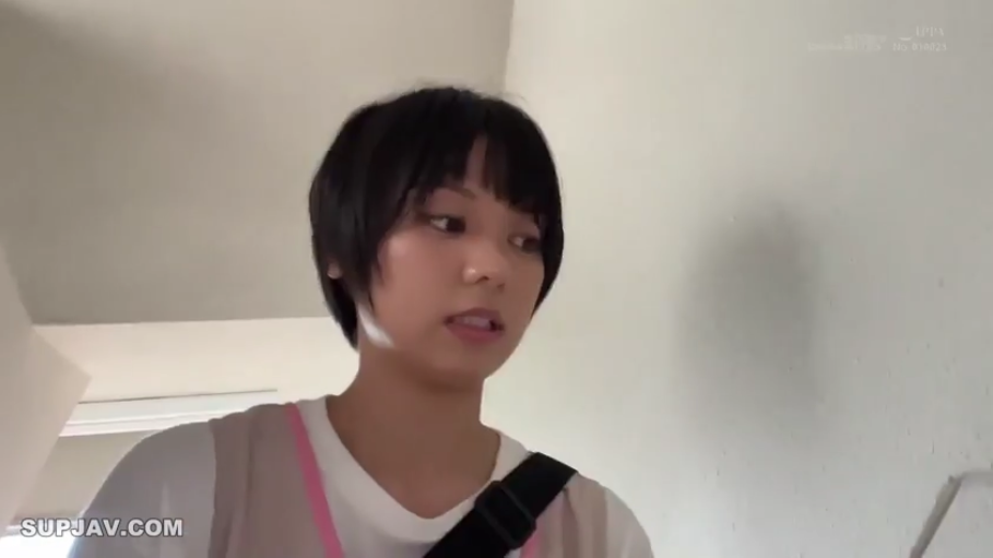 室内 · 困惑 · 脸部特写 · 白色圆领衫 · 斜挎包带 · 无特殊细节