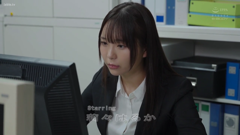 面无表情 · 办公室 · 黑色西装外套 · 顔のクローズアップ · 办公室文档 · 无